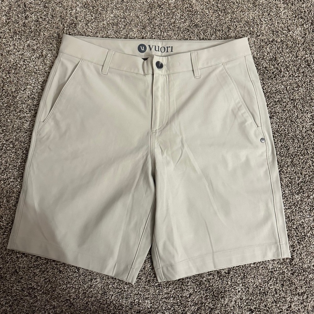 Vuori Kore Shorts – Khaki Beige (Men’s Size 32)